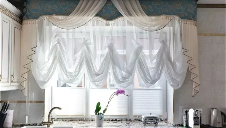 Как оформлять окно с неподвижными декоративными шторами